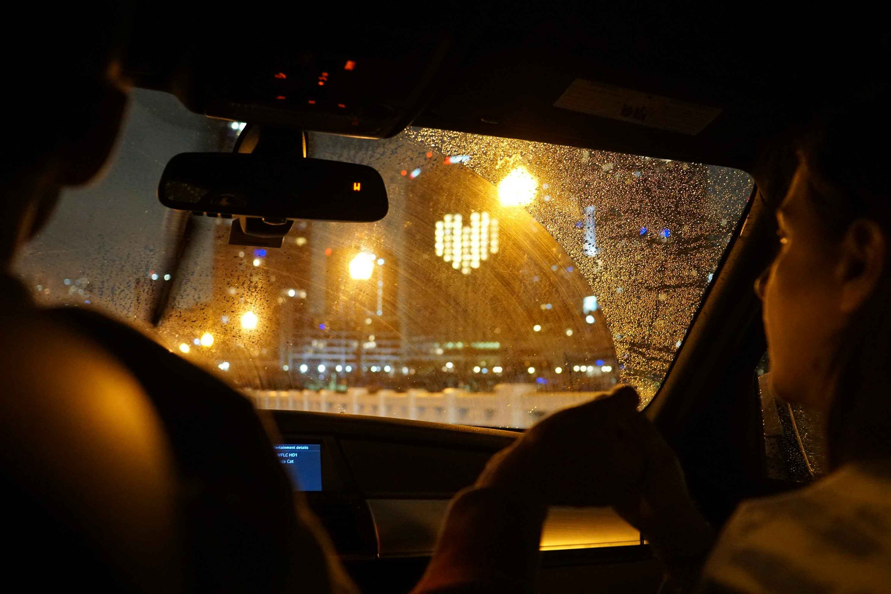 Person using smartphone for Salik account